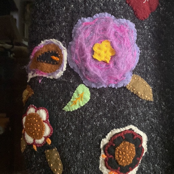 Gorgeous Long Nubby Grey Sweater Crocheted Floral Layered Appliqués Embroidery - Picture 4 of 5